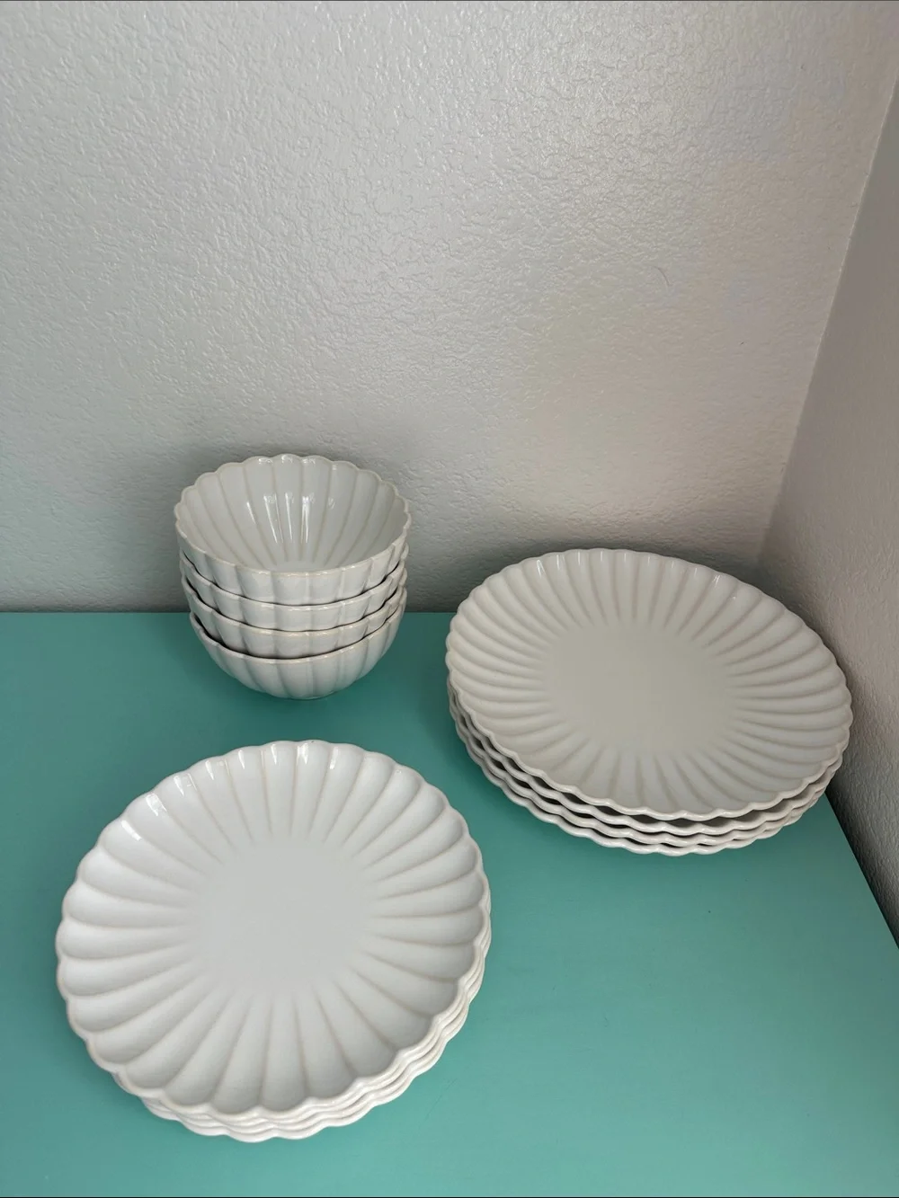 The Pioneer Woman Colette 12-Piece Stoneware Dinnerware Set in Cream-brand new